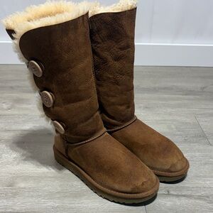 UGG Bailey Button Triplet II chestnut US women’s size 7